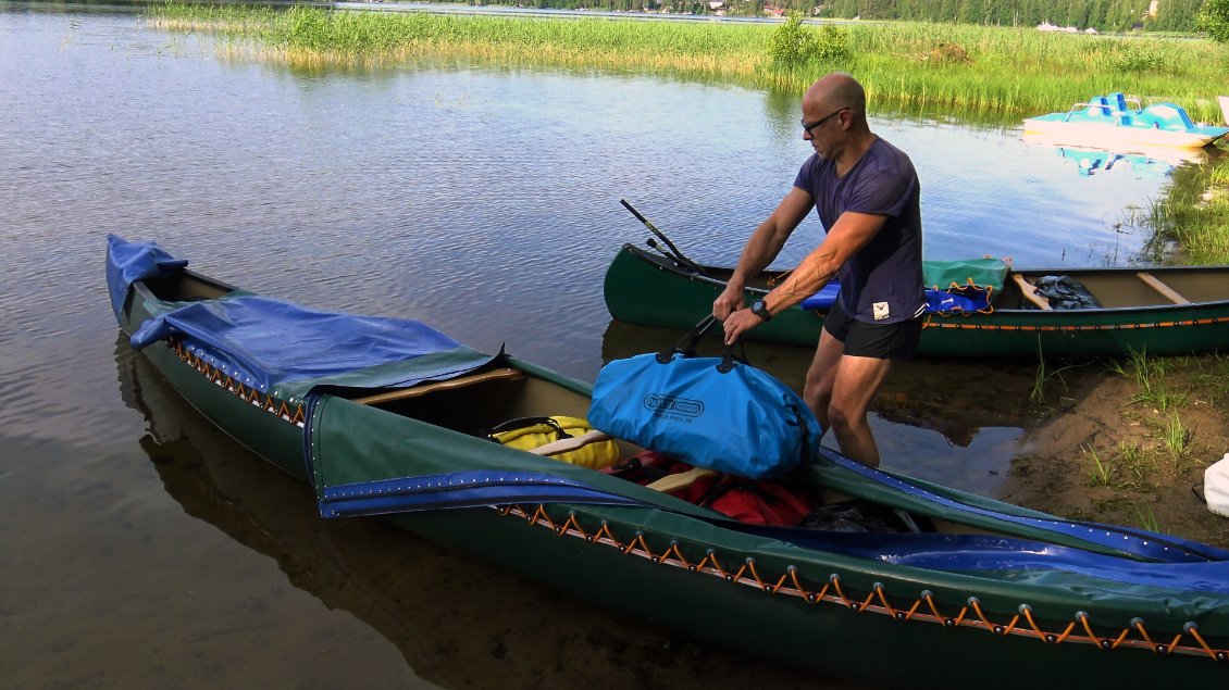 Quel plaisir de charger un canoé sans se prendre la tête ! il est tellement balèze que tout rentre sans aucune difficulté, cependant le poids devient totalement délirant et nous sommes censés accomplir un portage de 60 kms durant ce voyage, puisqu'une boucle est prévue... On verra bien...