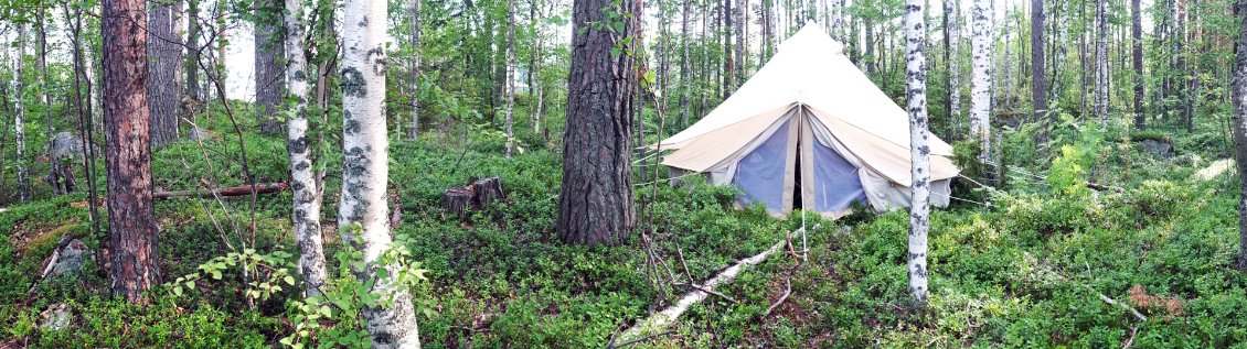 Apres 17 kilomètres nous imposons notre bivouac. La chaleur nous malmène comme des bougies et bien que l'on fasse du sport toute l'année, retrouver la vie en canoé c'est se remettre en question chaque jour.