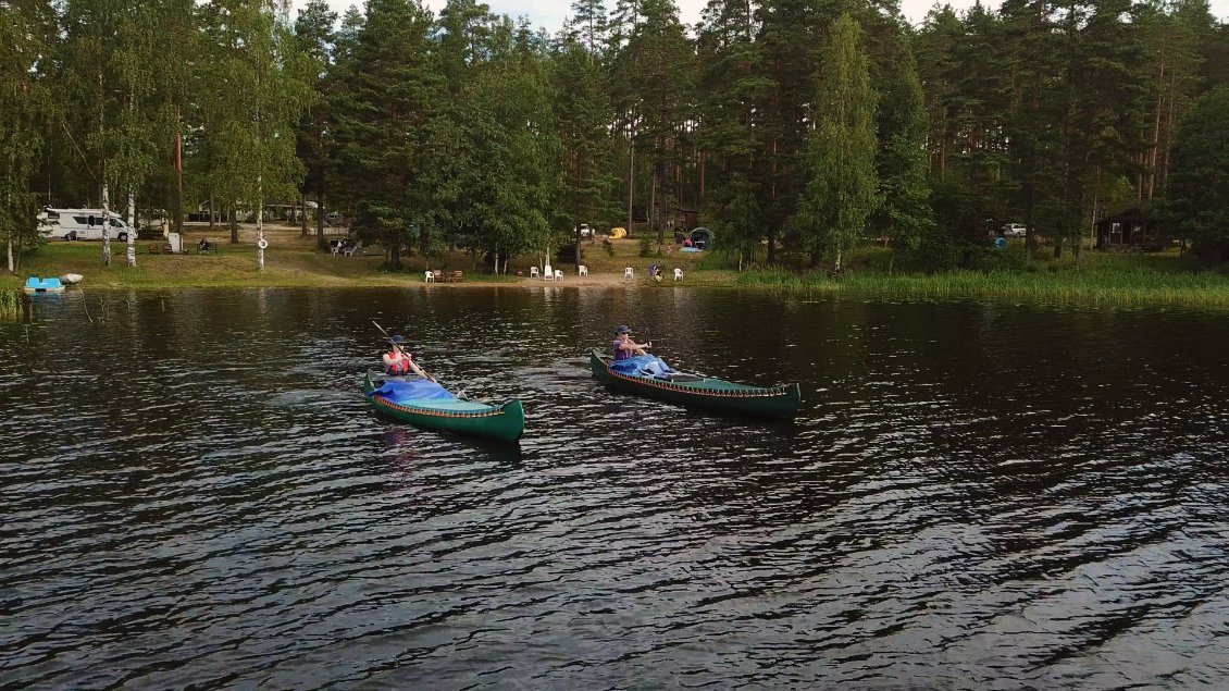 Il fait chaud et les nuits ne descendent pas en dessous de 25°, c'est la canicule puisqu' un dôme de chaleur est en place au dessus de la Scandinavie depuis début juin , comme au dessus du Canada, et l'eau des lacs est tiède, c'est incroyable, jamais nous ne nous sommes autant baignés que cette année.