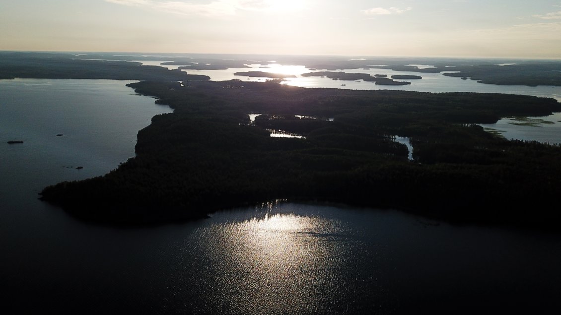 Rokansaari est une ile double face : d'un coté c'est un regroupement estival de fêtards sur leurs gros bateaux en tous genres et sur la rive opposée ne viennent que les petites embarcations aux tirants d'eau insignifiants.