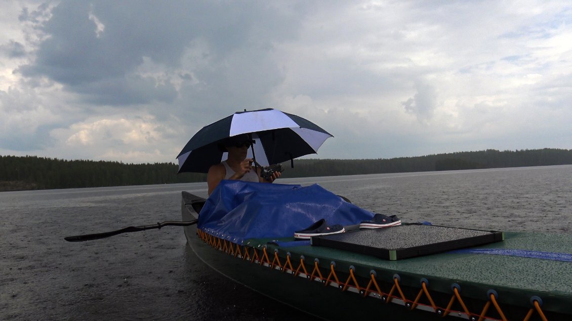 La pluie déboule mais tout reste tiède, presque chaud, c'est pas désagréable.