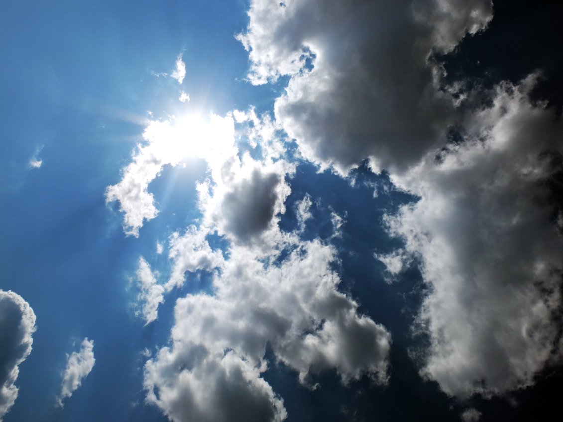 Alors même quand le soleil brille, il y a toujours une pensée pour flouter notre plaisir, mais les pensées sont comme la forme des nuages, imprévisibles.