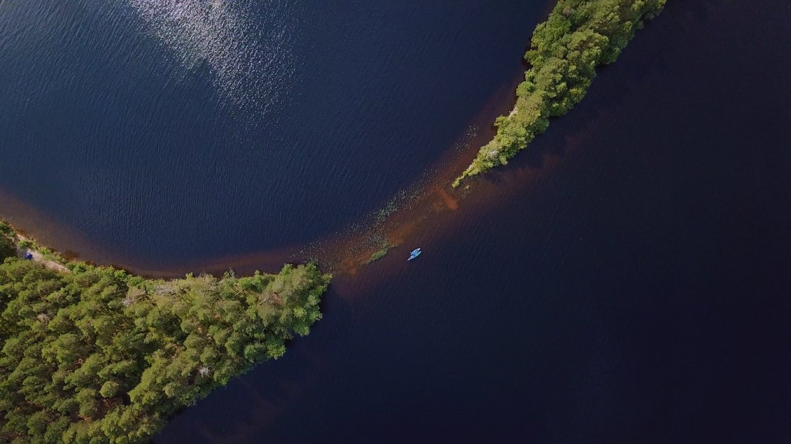 Pour se rendre sur cette ile à la pagaie il faut déjà la connaitre, puis son emplacement est comme à la lisière du Saimaa.