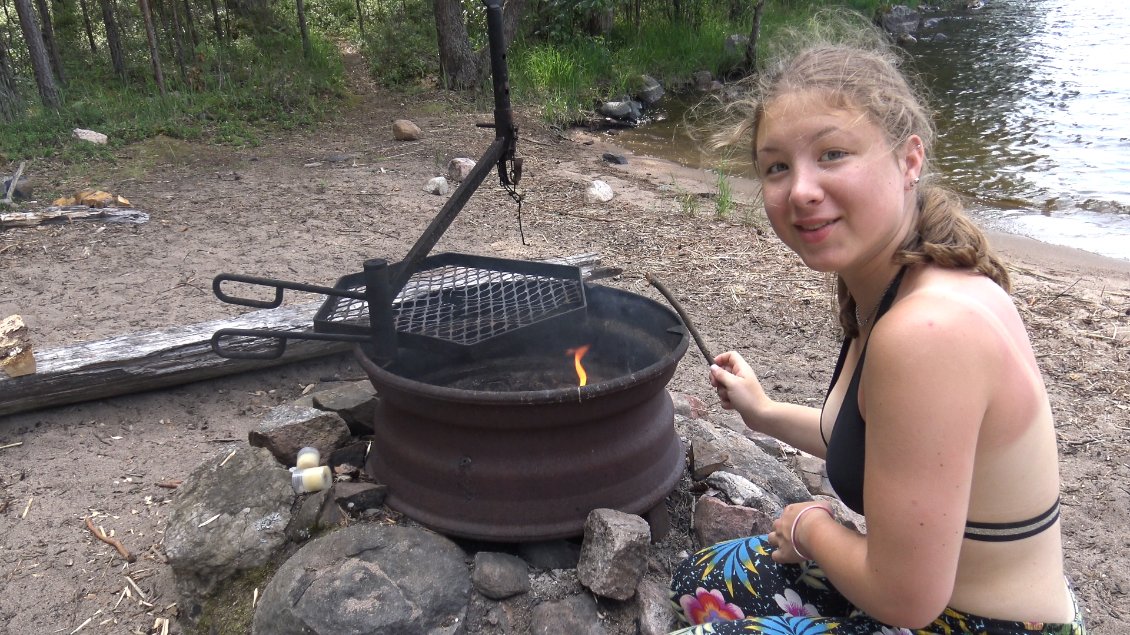 - Amélie, tu n'es pas en train de cramer tes derniers espoirs j'espère ?!
Puis je la provoque en lui disant qu'elle aurait du prendre des cours de bronzage !