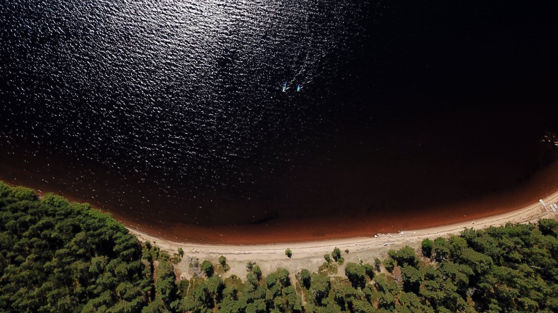 Une plage sauvage nous invite à faire une pause,