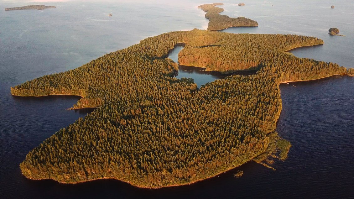 Un lac est incrusté au milieu de cette ile et certaines en abritent plusieurs.