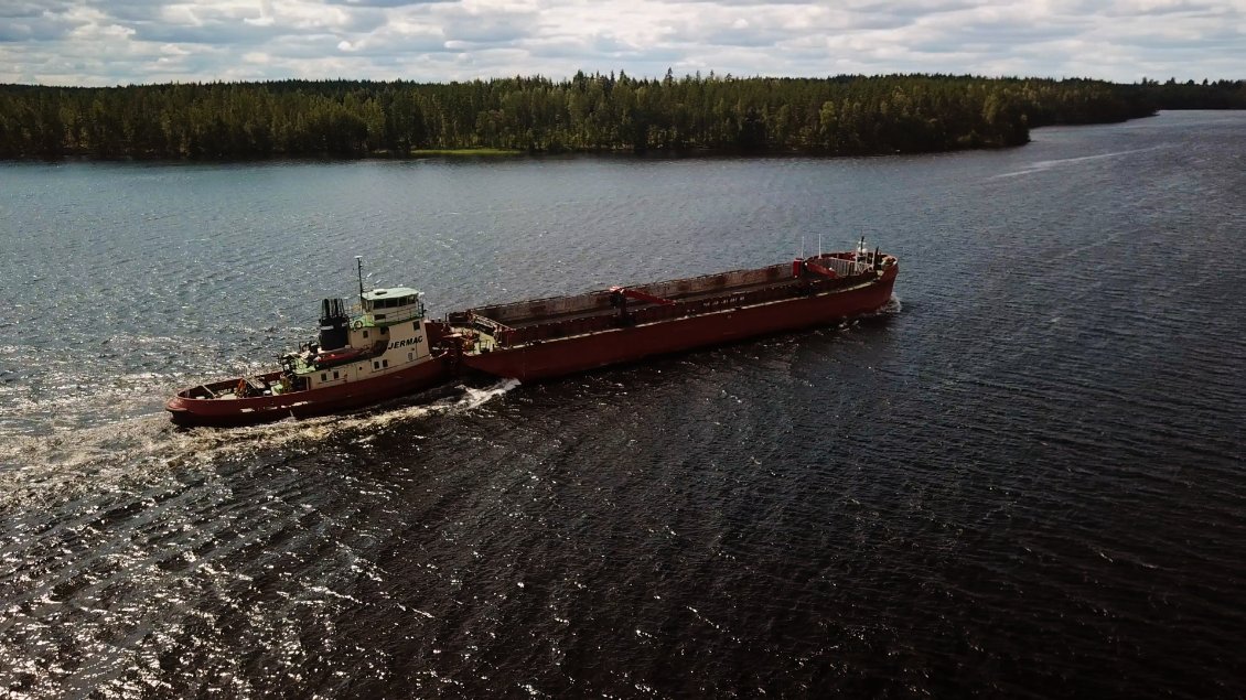 Durant une pause depuis la berge nous regardons passer la barge, et ça reste pour moi la preuve qu'on n'arrête pas une telle inertie avec des bons sentiments écologistes.