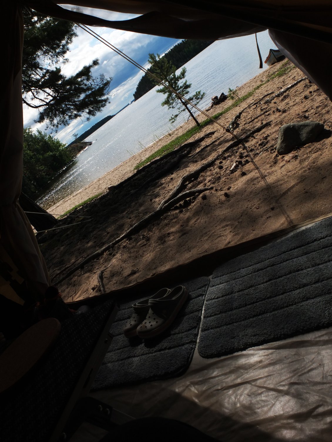 J'ai vécu la beauté à Honka comme on respire. Allongé dans le sable, adossé à mon canoé, j'ai tellement rigolé avec les arbres qu'il m'a fallu les écouter pour retrouver un tant sois peu de discipline. Je n'oublie jamais que les gens trop heureux paraissent souvent suspects !