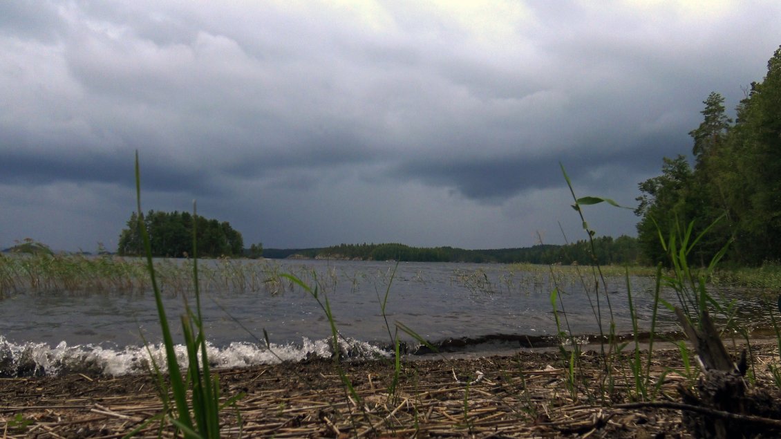 Nous venons de récupérer la veste de navigation et la météo se mets à changer radicalement, nous sommes subjugués par ce timing parfait qui relève du hasard.