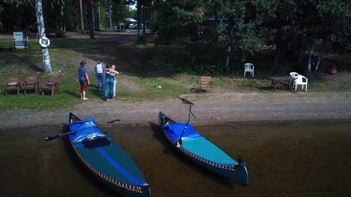 - Vous allez où maintenant ?
- Nous partons enfin vers le nord, nous espérons atteindre Kuopio, nous serons certainement de retour au camping au mois de septembre.
- Si vous avez un seul problème tu sais bien que tu peux m'appeler et je ferai tout pour vos aider.
-Bien sur que je le sais, on vous donnera des nouvelles et encore merci à vous d'avoir pris le temps de chercher un chiot pour moi.