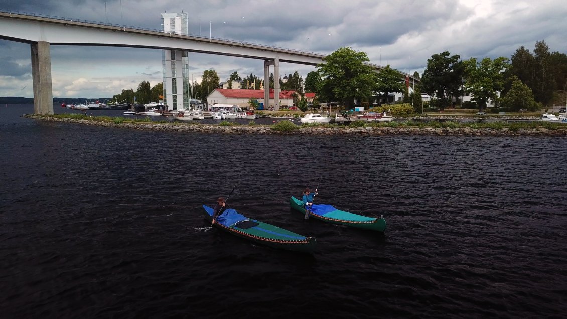 Le pont dispose d'un ascenseur dont nos émotions se méfient.