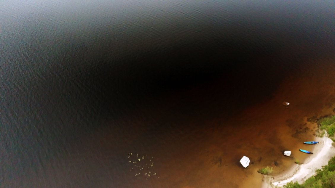 Les bateaux à moteurs ont l'interdiction d'accoster sur celle ile qui est une zone naturelle protégée comme il y en a tant en Finlande.