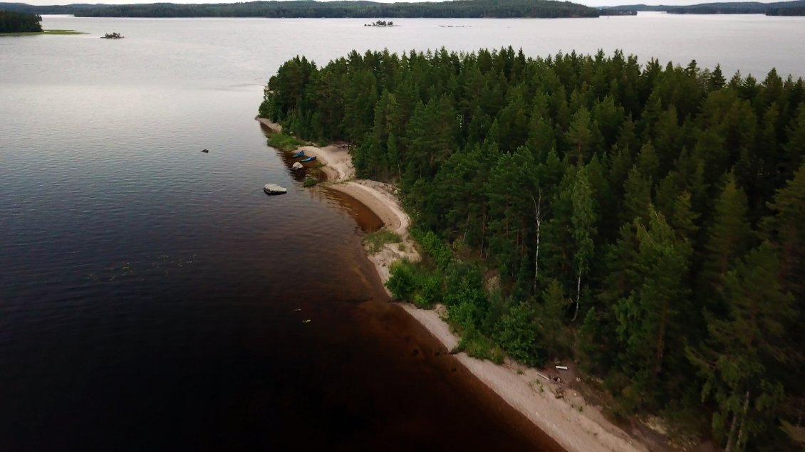 J'envoi le drone alors que nous sommes encore de l'autre coté de l'ile, et à la découverte de cette plage et du coin feu, il est déjà acquis que ce sera apaisant.