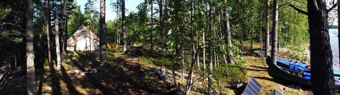 Bivouac à l'arrache ! après deux heures de recherches dans la pénombre, nous le décidons à cet endroit, parce que nous sommes certains qu'il n'y a pas de maisons trop proches.