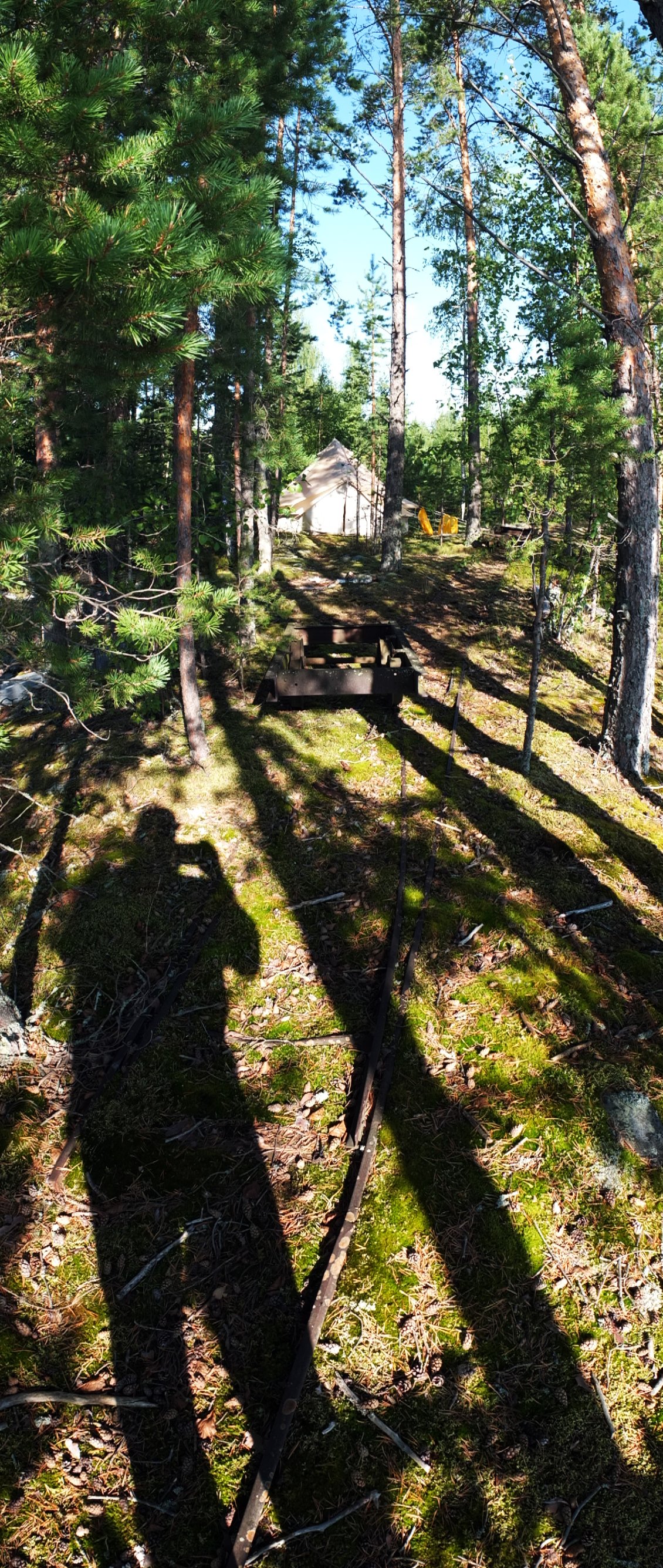 De vieux rails et des vagonets qui rouillent depuis des lustres.