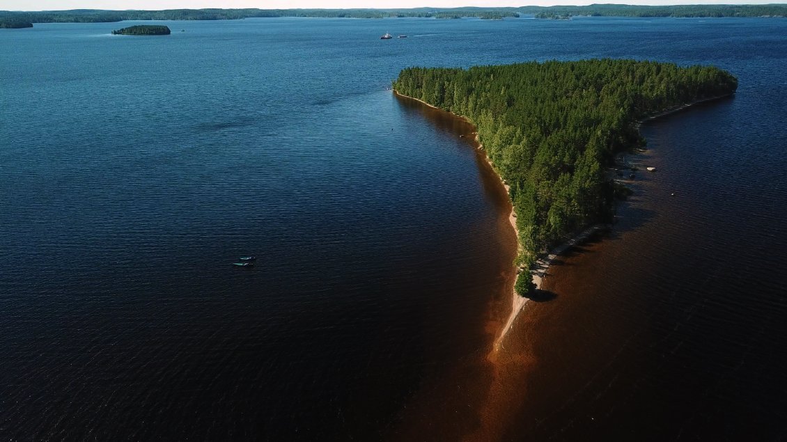 C'est alors qu'un bateau se pointe au loin,