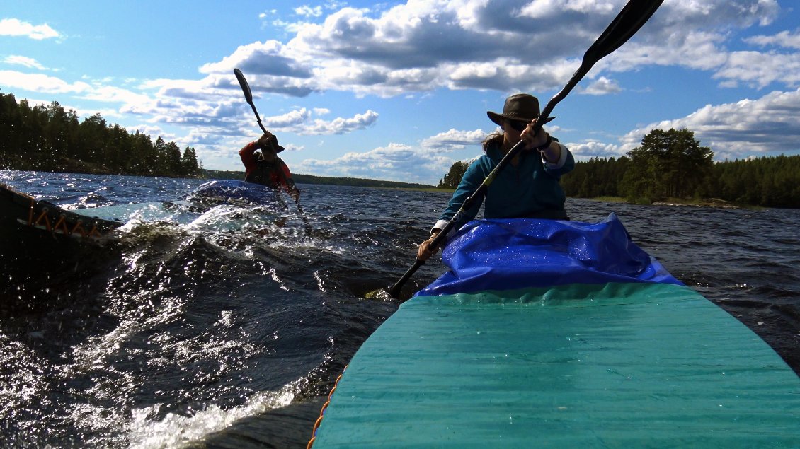 Mais ils sont où les jeunes de 15 ans qui encaissent les efforts de longue haleine que tu affrontes seule dans ton canoé !? Tous tes potes idéalisent ta place de voyageuse mais s'il savaient le courage que cela nécessite, ils hésiteraient.