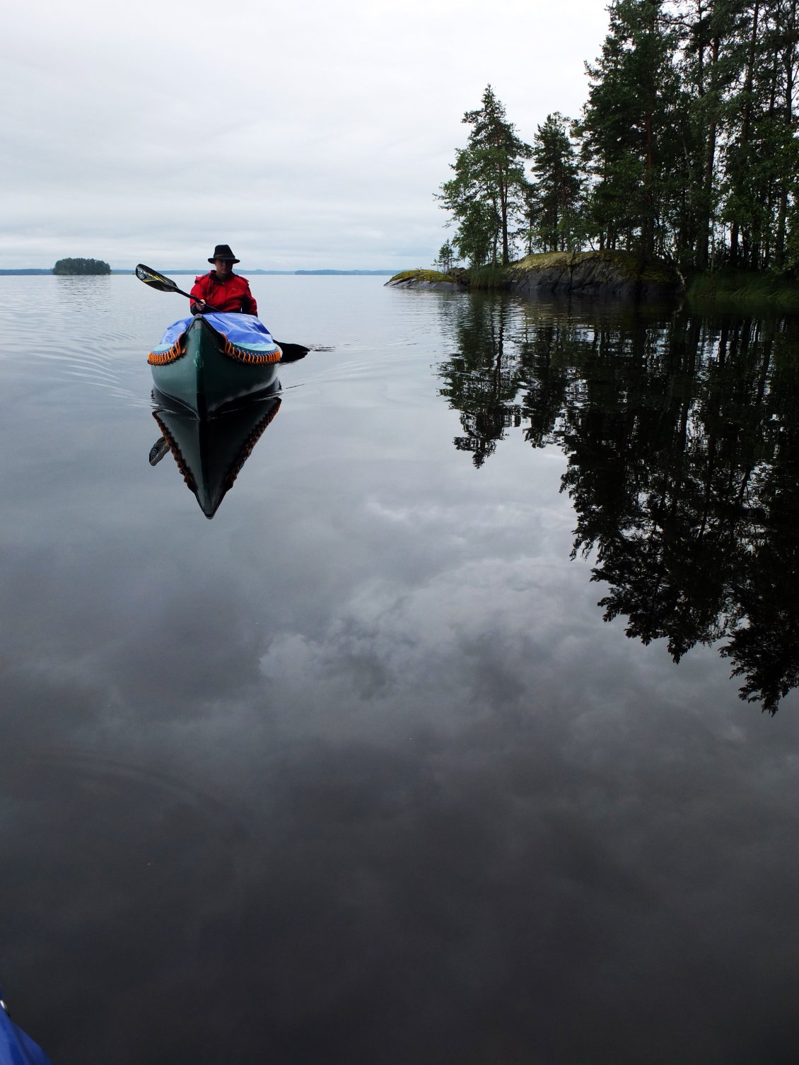 Naviguer sur des lacs si grands et aussi calmes, ça incite à pagayer avec précautions.