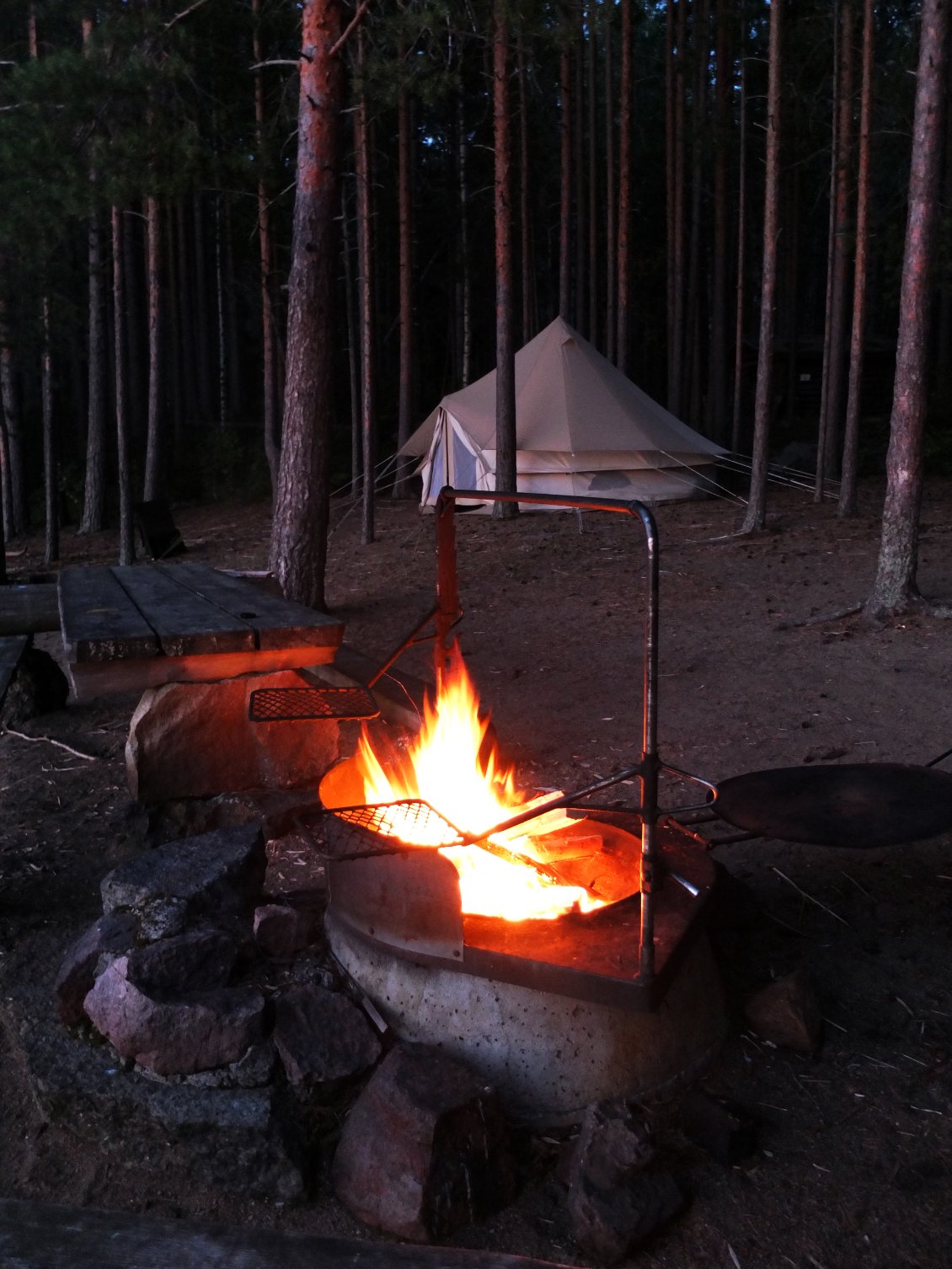 Nous avons fait une photo de nous au coin du feu, mais nos caractères ne nous permettent pas d'avoir l'air naturels !