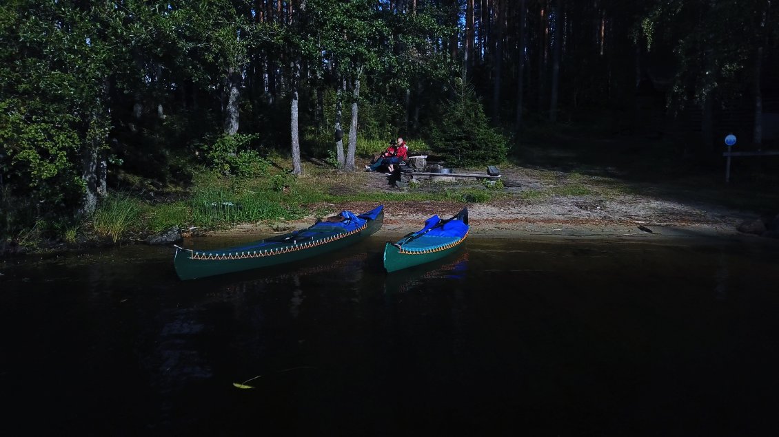 A la pause sur le premier bivouac, j'en profite pour envoyer le drone sur l'autre bivouac et faire des images en même temps.