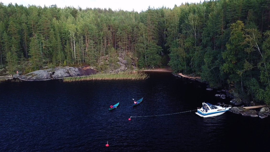 Une famille finlandaise est déjà présente à faire des grillades au coin feu, alors cette fois, c'est à notre tour de leur foutre la paix !
On les salues puis on fait demi tour illico vers le premier bivouac.