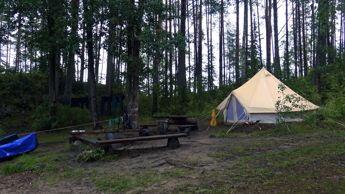 Le bivouac est humide et détrempé mais comme il dispose de toilettes sèches, ça con-pense !