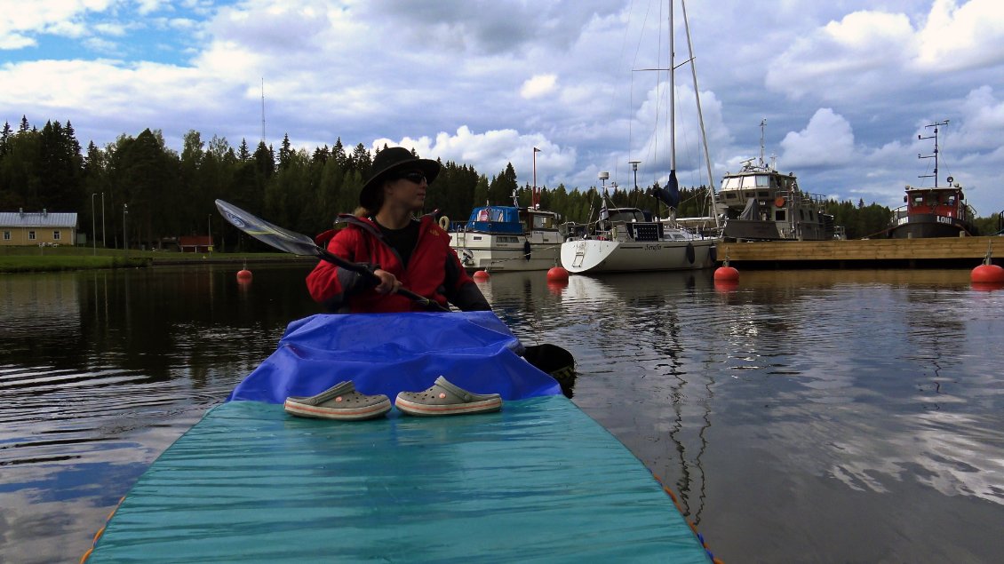 Juste après l'écluse, c'est une pause en compagnie du bateau gris des gardes cotes, déjà rencontrés en 2017.