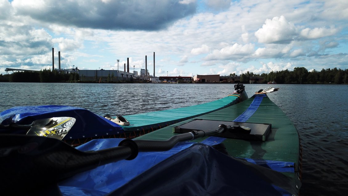 L'usine à bois est encore d'une taille peu imaginable, mais il faut bien que les gens vivent puisque la société impose son fonctionnement.