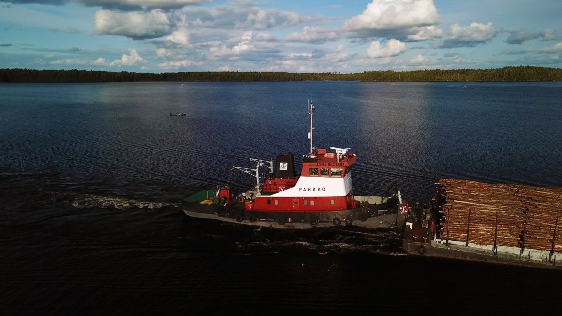 il pousse une barge à s'en rendre fou !