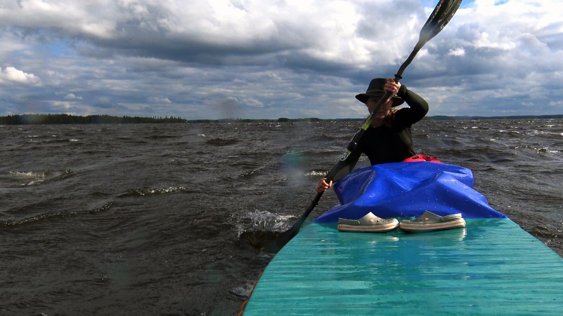 Nous avons le vent de dos mais il bastonne dur et produit des vagues ingérables.