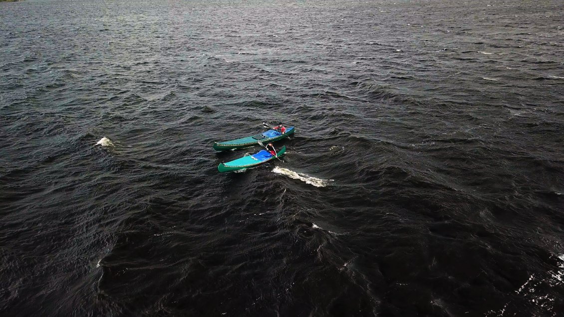 Je vois Amélie se faire embarquer par des vagues qu'il lui font parcourir 15 mètres en une seconde !