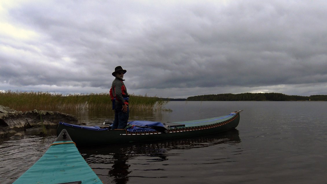 Apres une seule journée de repos nous repartons, et la distance prévue du jour c'est 70 kms !! nous allons traverser en une seule fois tout le parc national du Linnansaari. Nous sentons que notre énergie est reboosté par toutes ces bonnes nouvelles. Tous les jours désormais Amélie me parle de son lycée pendant que je lui parle de mon chiot !