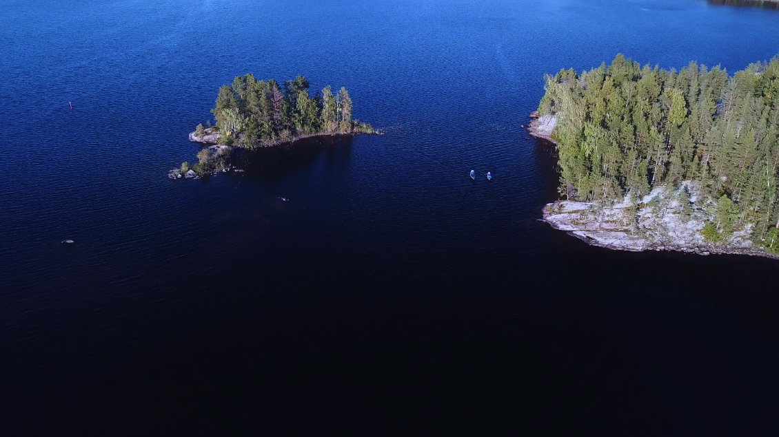 Nous sommes en terrain connu et le GPS ne sert qu' à enregistrer le parcours. Nous connaissons bien tous les balisages qui mènent jusqu'à Antolla. Je continuerai toujours à voyager en canoé, je considère cela comme une manière de vivre, et à l'heure d'écrire ce carnet, je me prépare pour 5 mois d'autonomie avec mon chien et un handpan dans le gros canoé !
Aucune image et aucune communication en sera faite autour de cela, il s'agit de ma vie et, à l'avenir, je tiens à la garder discrète...
De nos jours, la discrétion est un art.