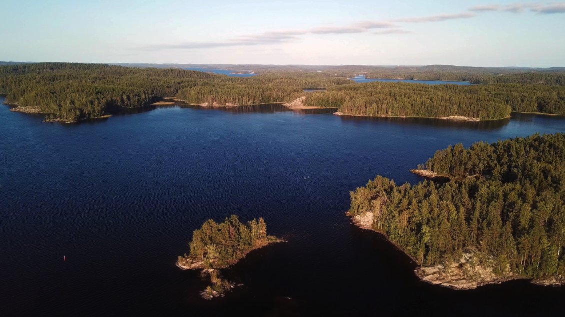 Dernière navigation, dernières images, et un grand soulagement d'avoir décidé de ne plus le faire à l'avenir, après ce carnet nous fermerons définitivement notre compte Facebook "SupervagabondS en Scandinavie", nos films resterons sur YouTube par souci de sauvegarde en ligne des fichiers, mais il en sera fini de concevoir des choses au nom de notre sobriquet familial !