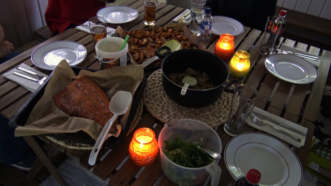 Quand Israfil à compris que nous aimions le saumon finlandais à ce point, il a promis de nous en refaire la veille de notre départ, et rien de mieux qu'une promesse tenue pour faire des gens, des amis.
Qu'elle fut délectable cette convivialité.
