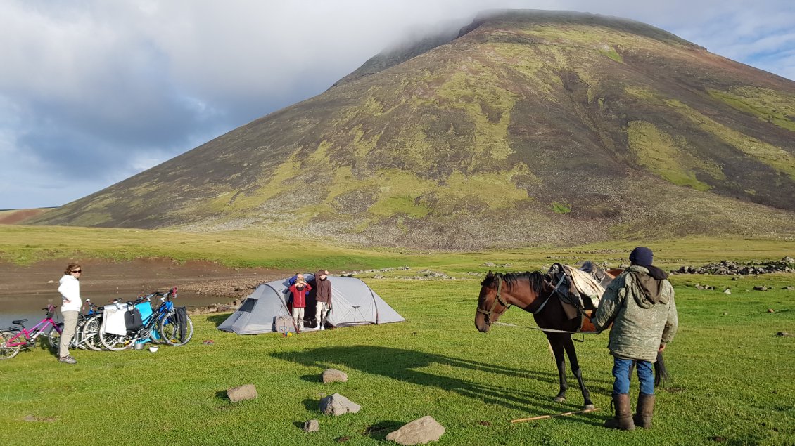 Alors que nous sommes bien installés dans un coin perdu à 3000 m d'altitude, avoir de la visite est un moment étonnant. Nous comprenons que notre visiteur, un berger Yezedi, se demande bien ce que nous faisons en famille dans un endroit pareil !