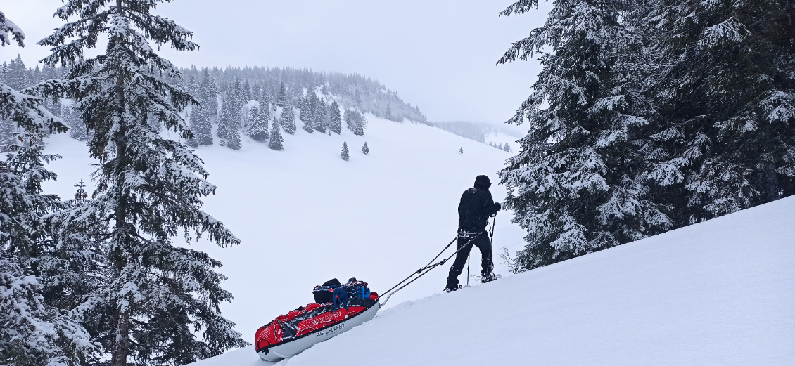 Jura : raquettes bivouac en hiver.
Photo : Jean-Baptiste Corboeuf