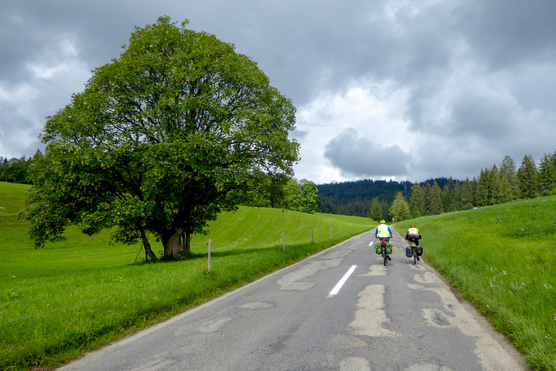 Jura : cyclo-circonvolution dans le nord-est du massif. Vallée de la Brévine (Suisse)
Photo : Manon