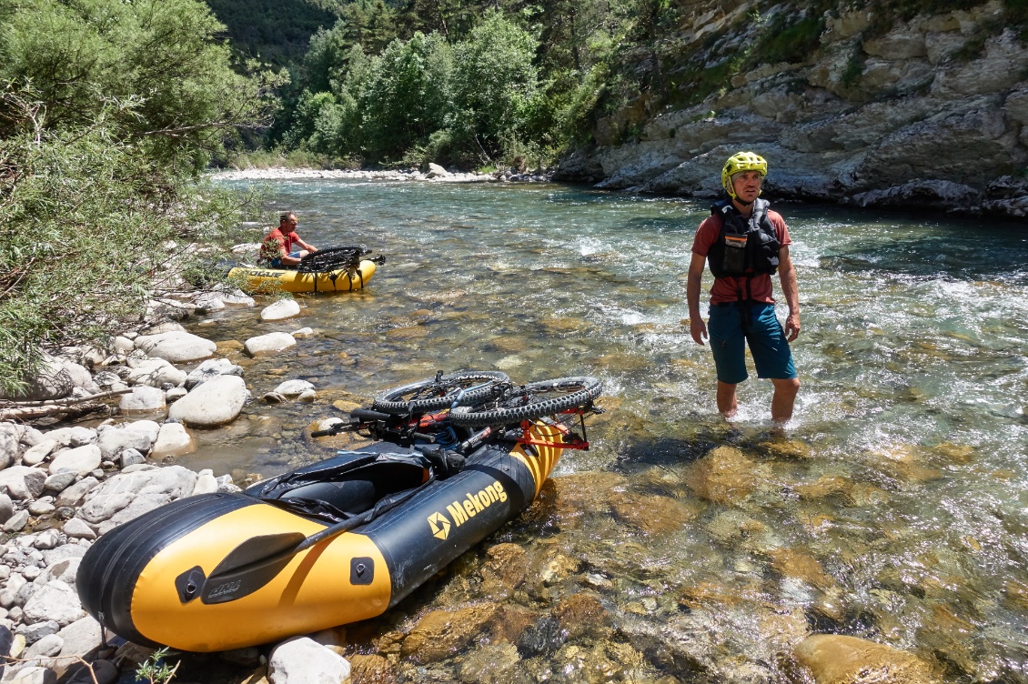 Un gilet gonflable pour des bateaux gonflables : logique non ? (photo : Sebastien Langlais)