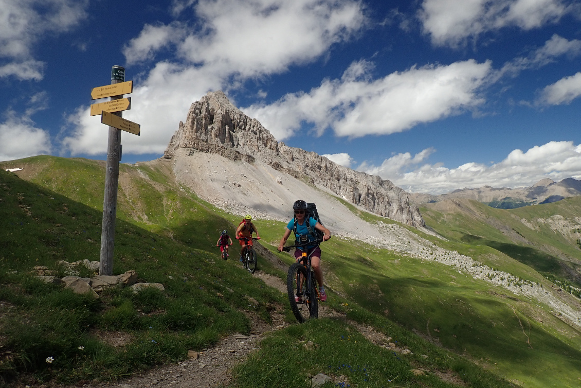 Nous laissons la grande Séolane et la tête de la Sestrière derrière nous, droit devant vers le col d'Allos