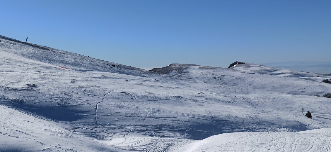 J1. De l'autre côté c'est le vide. L'extrémité sud du plateau est bordée sur cette section par une falaise.