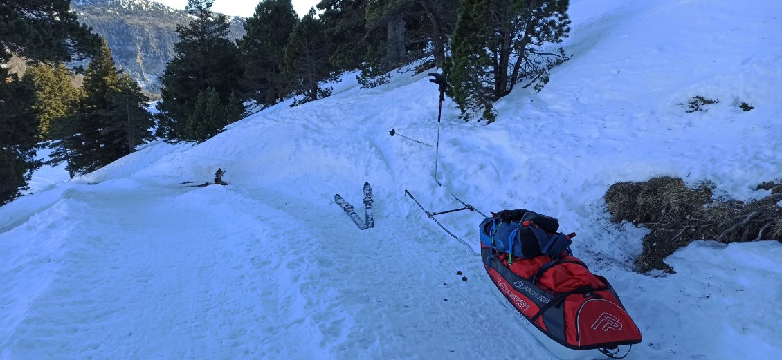 J1. Pente "raide" + neige compactée par le passage + 50 kg qui me poussent au derrière + un petit niveau technique en descente = je me suis jeté sur le côté pour m'arrêter...