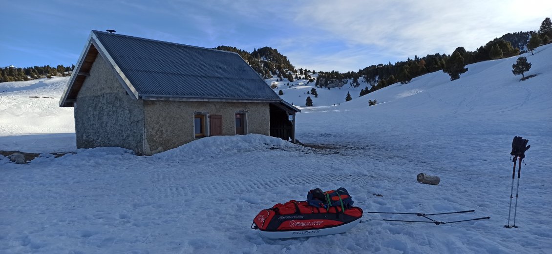 J2. Cabane de Pré Perey. Il y a suffisamment de cabanes non gardées sur le plateau pour rendre l'itinérance possible sans bivouac.