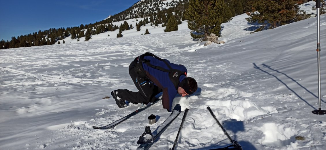 J2. Je remplis mes thermos, ce sera ça de moins en neige à fondre ce soir au bivouac pour obtenir de l'eau