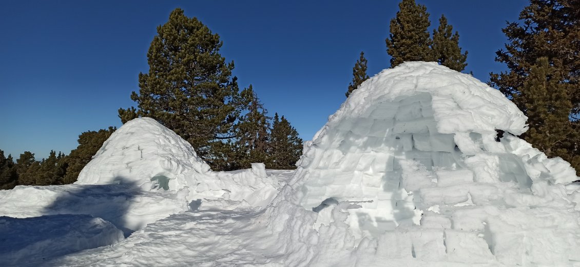 J3. Je suis tombé sur ces iglous. Creusée dans la neige il y a même un espace salle à manger avec banc.