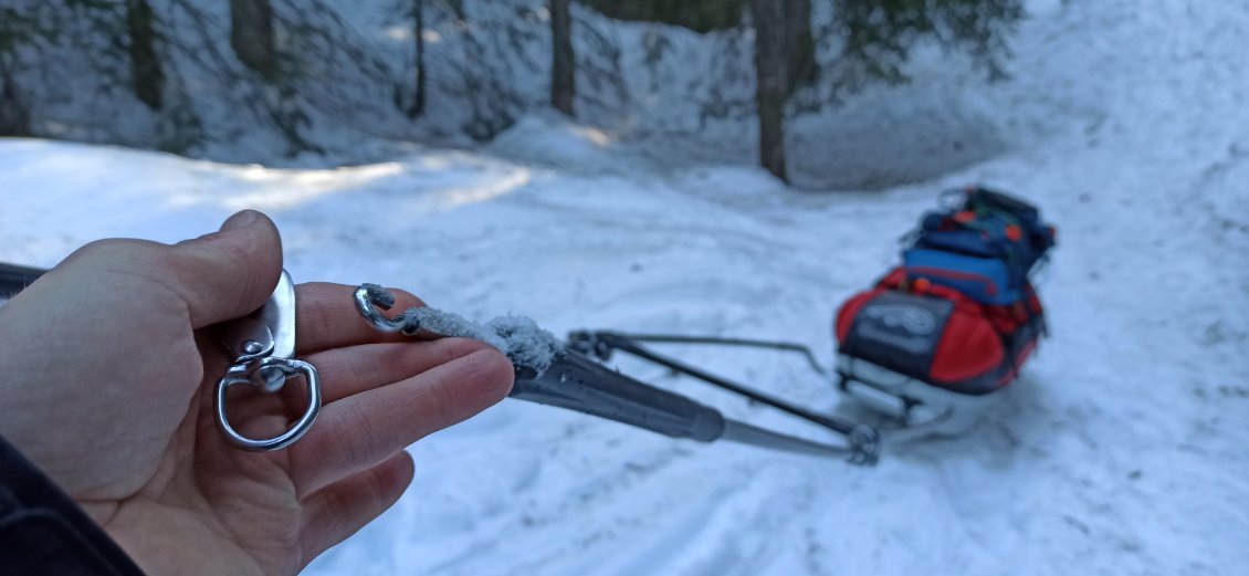 J3. Le terrain est accidenté. La pulka est malmenée (tout comme son propriétaire). Une attache du brancard a lâché.