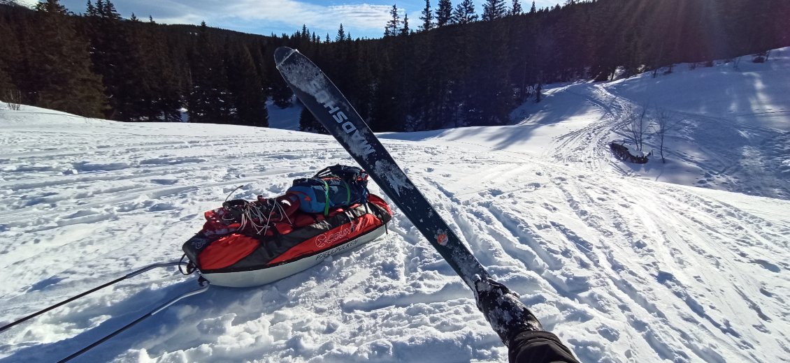 J4. Une fois la descente de 200-300 mètres en fond de combe terminée, je ressors les skis pour retrouver le plaisir de la glisse.