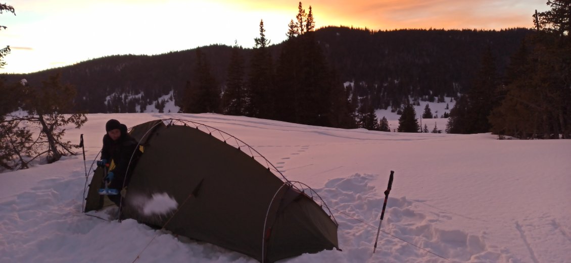 J4. J’installe le bivouac, mais je ne peux m'empêcher de jeter un coup d'œil au coucher de soleil entre deux pelletées.