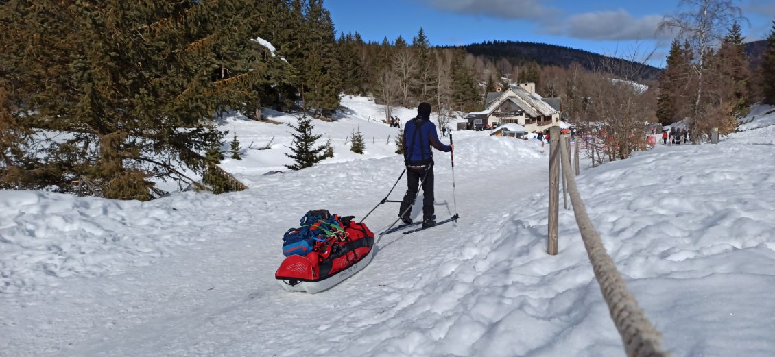 J5. Arrivée au parking du site nordique de Corrençon-en-Vercors. Après ces journées de solitude, quelle drôle de sensation de me retrouver parmi autant de monde avec ma pulka qui éveille la curiosité.