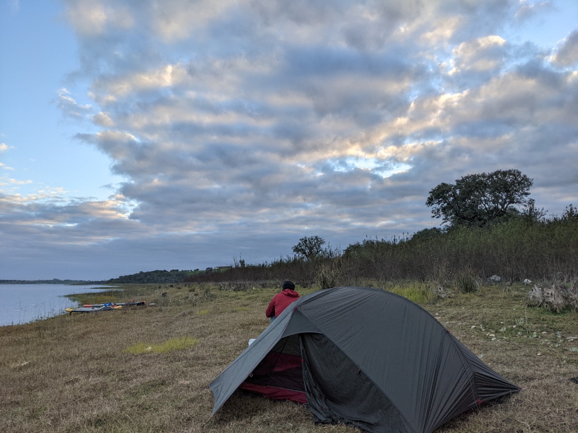 Bivouac très facile sur "l'estran", nous sommes bercés par les cris des oiseaux aquatiques. On a l'impression d'être dans le Grand Nord de l'Europe en été. C'est vrai que ce sont les mêmes oiseaux voyageurs.